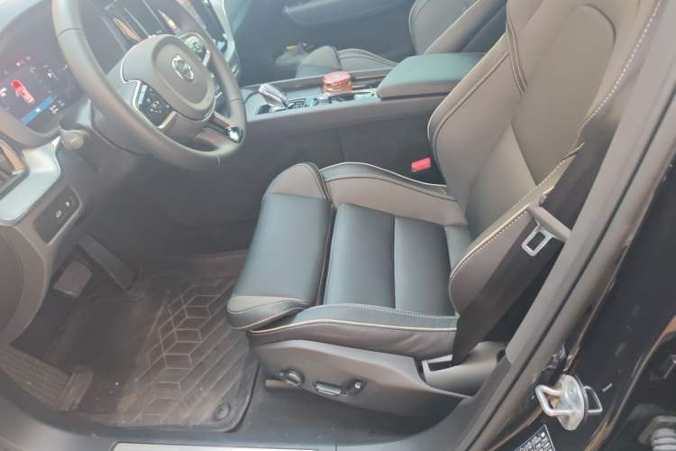Used Volvo XC60 New Energy 2025 Plug-in Hybrid Long-Range All-Wheel Drive Zhiyuan Extreme Night Black Edition Driver Seat