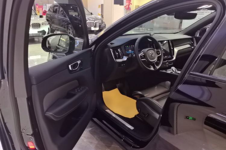 Used Volvo XC60 New Energy 2025 Plug-in Hybrid Long-Range All-Wheel Drive Zhiyuan Extreme Night Black Edition Driver Seat