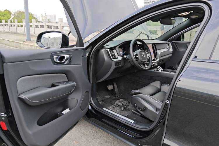 Used Volvo XC60 New Energy 2025 Plug-in Hybrid Long-Range All-Wheel Drive Zhiyuan Extreme Night Black Edition Driver Seat