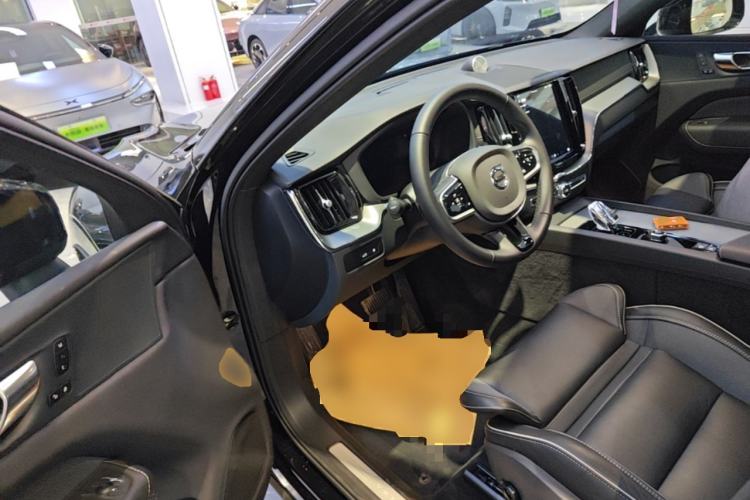 Used Volvo XC60 New Energy 2025 Plug-in Hybrid Long-Range All-Wheel Drive Zhiyuan Extreme Night Black Edition Driver Seat