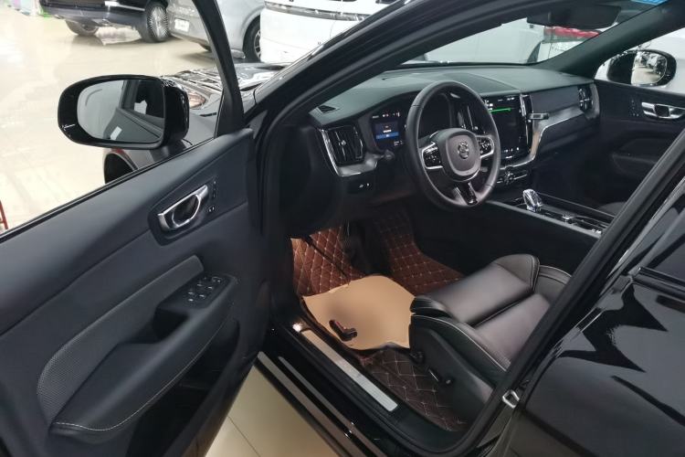 Used Volvo XC60 New Energy 2025 Plug-in Hybrid Long-Range All-Wheel Drive Zhiyuan Extreme Night Black Edition Driver Seat