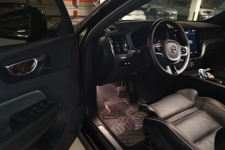 Used Volvo XC60 New Energy 2025 Plug-in Hybrid Long-Range All-Wheel Drive Zhiyuan Extreme Night Black Edition Driver Seat