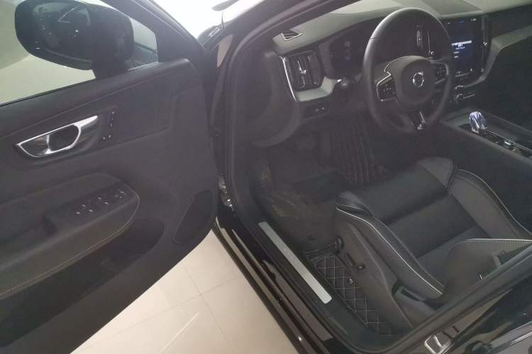 Used Volvo XC60 New Energy 2025 Plug-in Hybrid Long-Range All-Wheel Drive Zhiyuan Extreme Night Black Edition Driver Seat