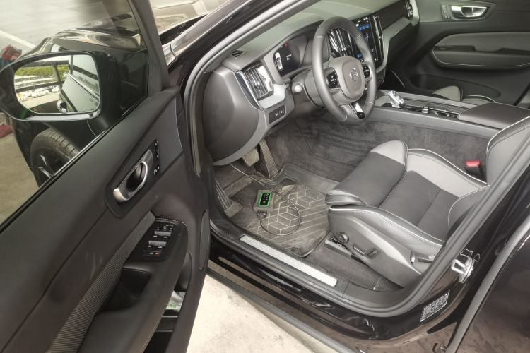 Used Volvo XC60 New Energy 2025 Plug-in Hybrid Long-Range All-Wheel Drive Zhiyuan Extreme Night Black Edition Driver Seat