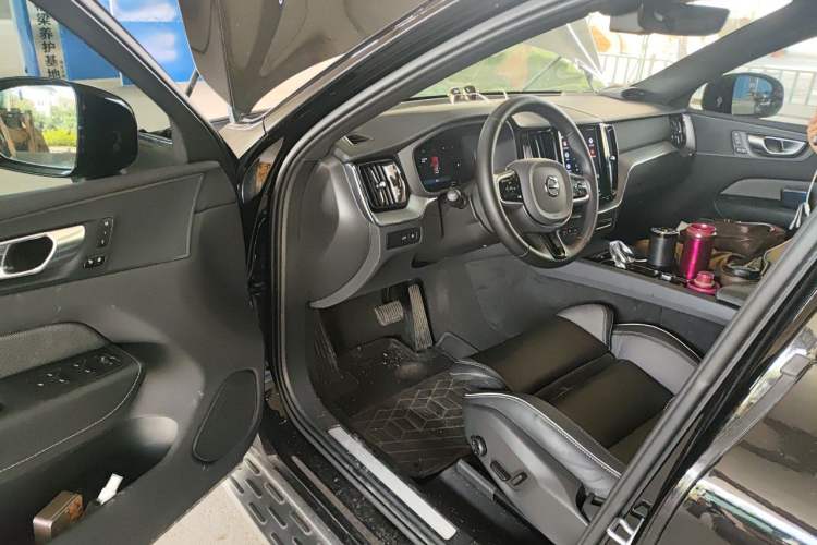 Used Volvo XC60 New Energy 2025 Plug-in Hybrid Long-Range All-Wheel Drive Zhiyuan Extreme Night Black Edition Driver Seat