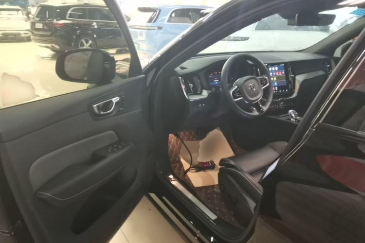 Used Volvo XC60 New Energy 2025 Plug-in Hybrid Long-Range All-Wheel Drive Zhiyuan Extreme Night Black Edition Driver Seat