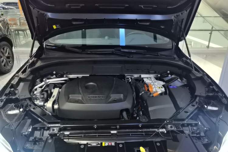 Used Volvo XC60 New Energy 2025 Plug-in Hybrid Long-Range All-Wheel Drive Zhiyuan Extreme Night Black Edition Engine Bay