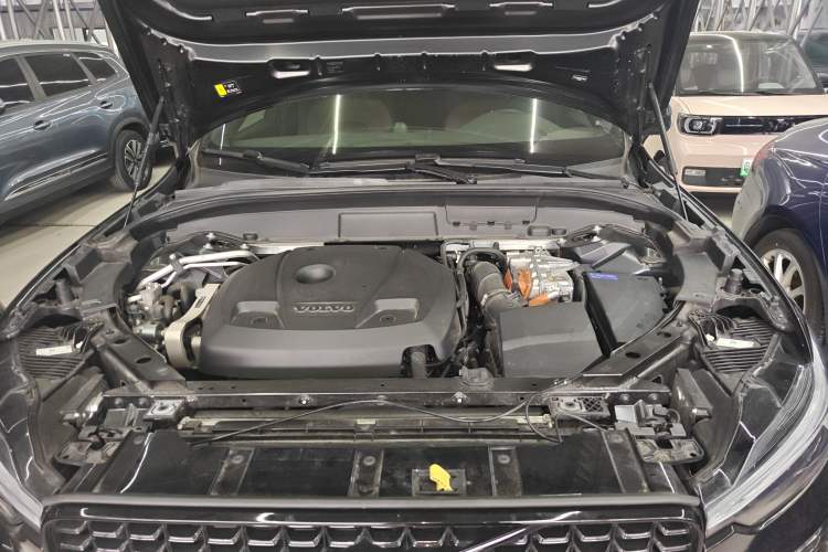 Used Volvo XC60 New Energy 2025 Plug-in Hybrid Long-Range All-Wheel Drive Zhiyuan Extreme Night Black Edition Engine Bay