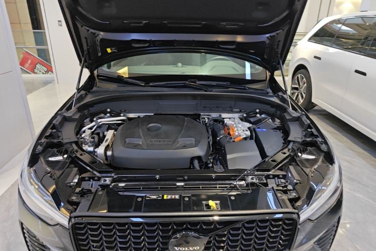 Used Volvo XC60 New Energy 2025 Plug-in Hybrid Long-Range All-Wheel Drive Zhiyuan Extreme Night Black Edition Engine Bay