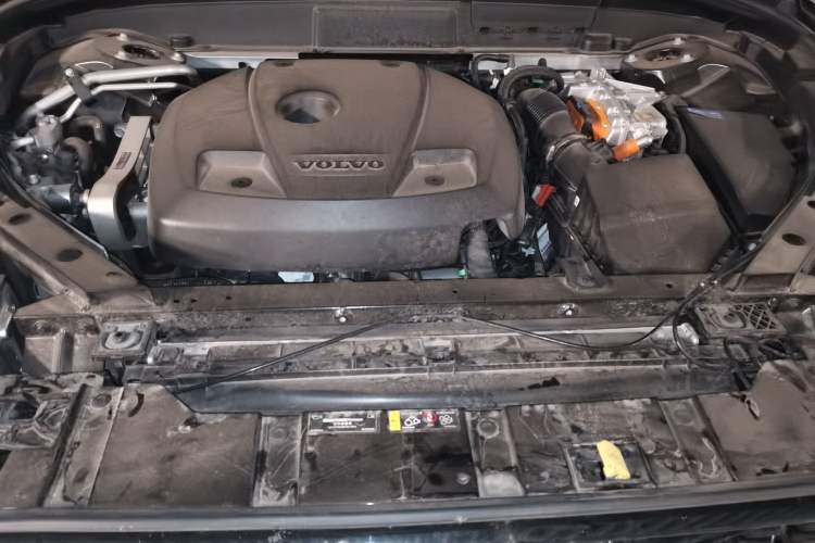 Used Volvo XC60 New Energy 2025 Plug-in Hybrid Long-Range All-Wheel Drive Zhiyuan Extreme Night Black Edition Engine Bay