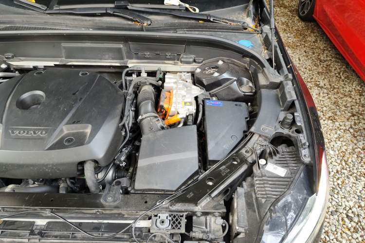 Used Volvo XC60 New Energy 2025 Plug-in Hybrid Long-Range All-Wheel Drive Smart & Luxurious Edition Engine Bay Left