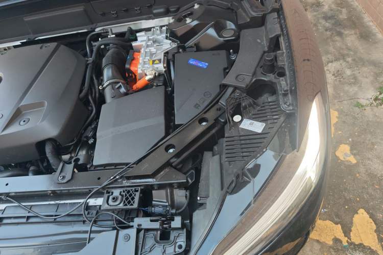 Used Volvo XC60 New Energy 2025 Plug-in Hybrid Long-Range All-Wheel Drive Zhiyuan Extreme Night Black Edition Engine Bay Left