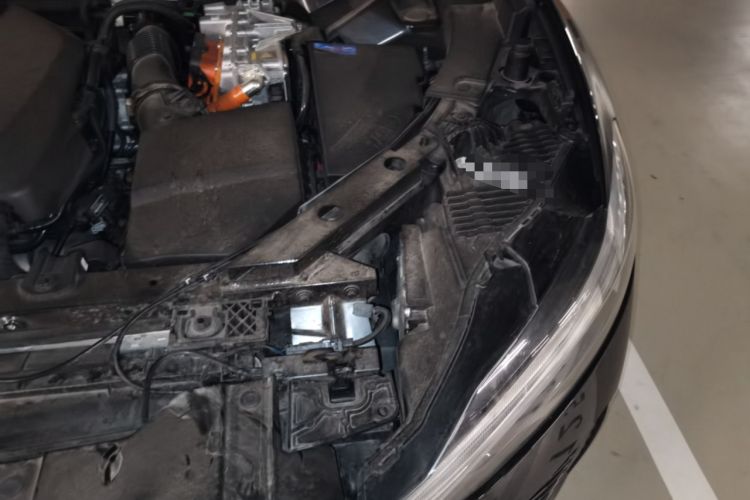 Used Volvo XC60 New Energy 2025 Plug-in Hybrid Long-Range All-Wheel Drive Zhiyuan Extreme Night Black Edition Engine Bay Left