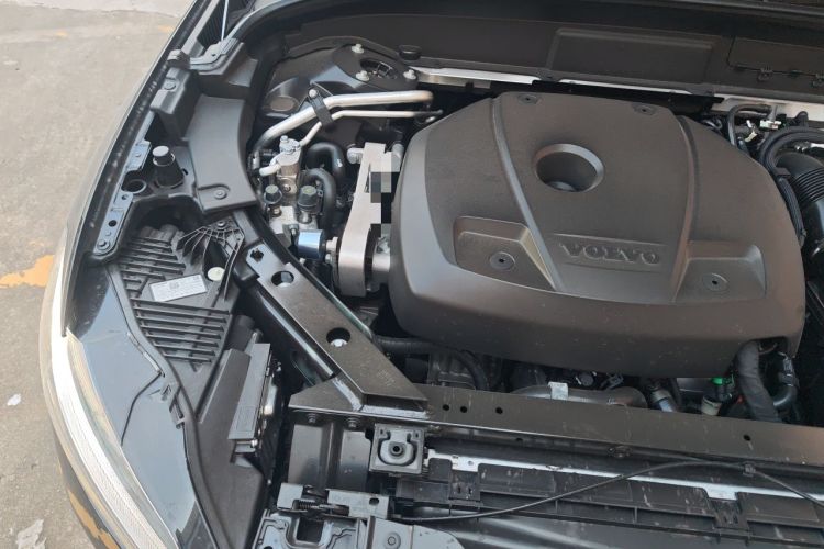 Used Volvo XC60 New Energy 2025 Plug-in Hybrid Long-Range All-Wheel Drive Zhiyuan Extreme Night Black Edition Engine Bay Right