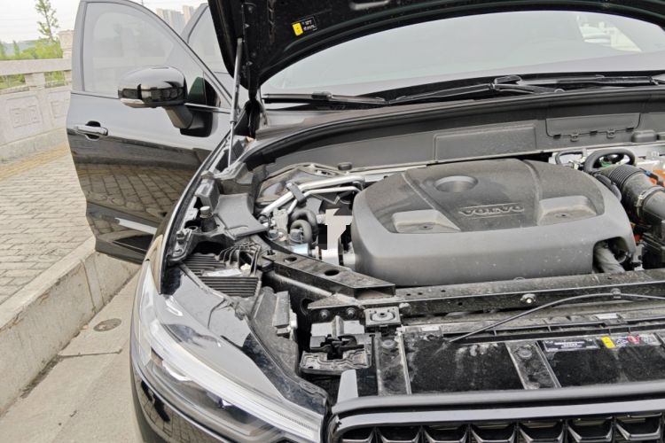 Used Volvo XC60 New Energy 2025 Plug-in Hybrid Long-Range All-Wheel Drive Zhiyuan Extreme Night Black Edition Engine Bay Right
