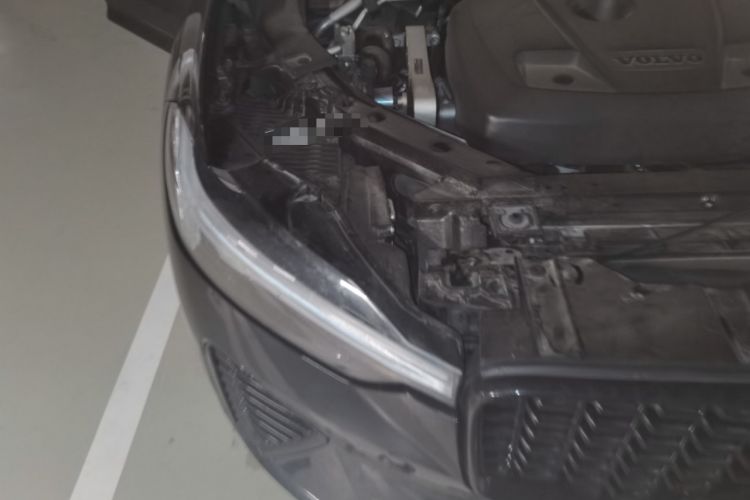 Used Volvo XC60 New Energy 2025 Plug-in Hybrid Long-Range All-Wheel Drive Zhiyuan Extreme Night Black Edition Engine Bay Right