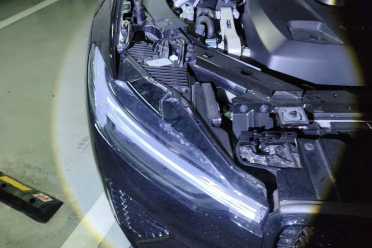 Used Volvo XC60 New Energy 2025 Plug-in Hybrid Long-Range All-Wheel Drive Zhiyuan Extreme Night Black Edition Engine Bay Right