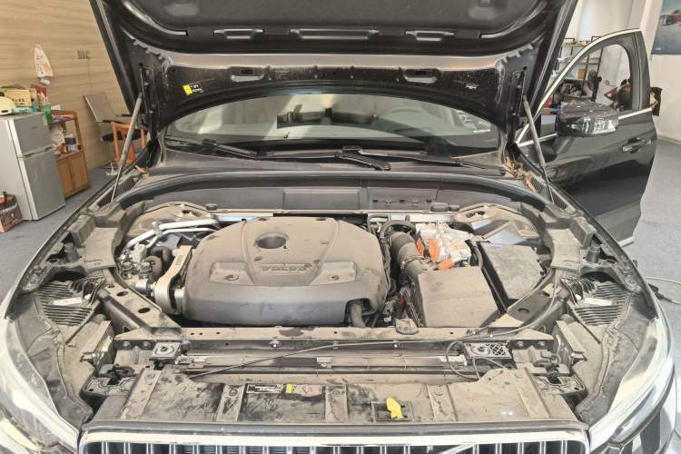 Used Volvo XC60 New Energy 2025 Plug-in Hybrid Long-Range All-Wheel Drive Smart Luxury Edition Engine Bay
