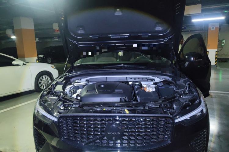 Used Volvo XC60 New Energy 2025 Plug-in Hybrid Long-Range All-Wheel Drive Zhiyuan Extreme Night Black Edition Engine Bay