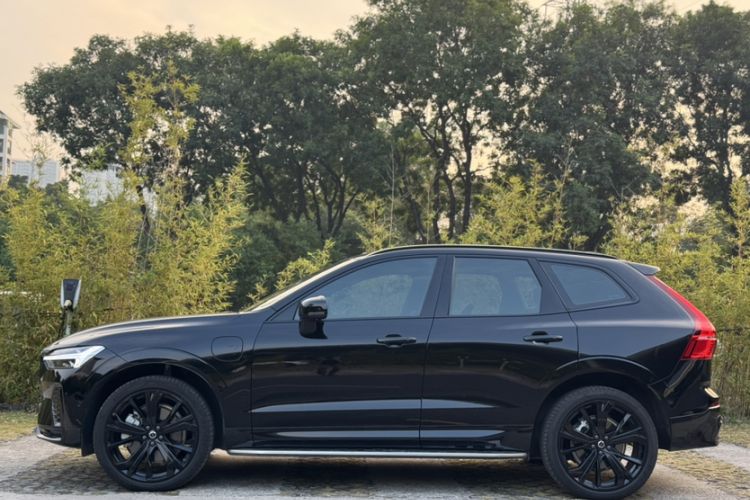 Used Volvo XC60 New Energy 2025 Plug-in Hybrid Long-Range All-Wheel Drive Zhiyuan Extreme Night Black Edition Exterior 3