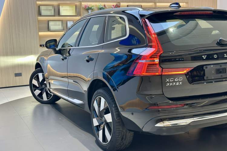 Used Volvo XC60 New Energy 2025 Plug-in Hybrid Long-Range All-Wheel Drive Smart Luxury Edition Exterior 3