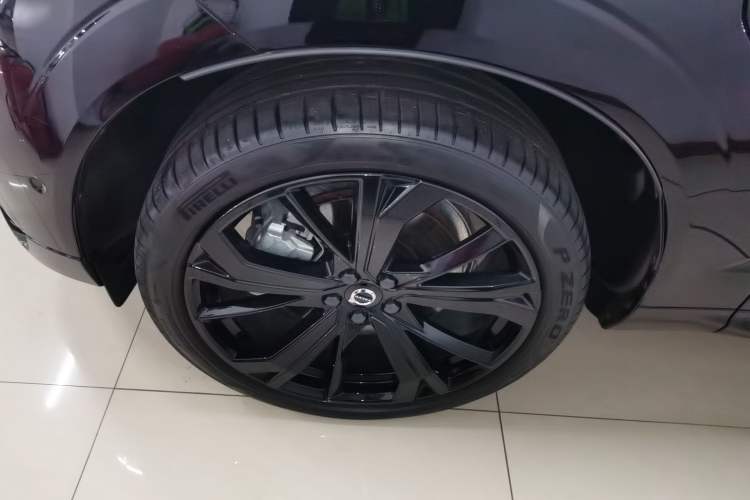 Used Volvo XC60 New Energy 2025 Plug-in Hybrid Long-Range All-Wheel Drive Zhiyuan Extreme Night Black Edition Exterior 3