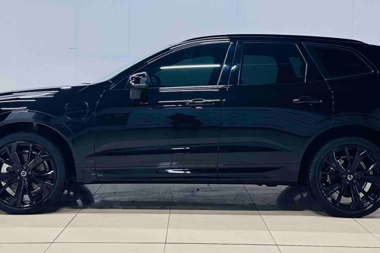 Used Volvo XC60 New Energy 2025 Plug-in Hybrid Long-Range All-Wheel Drive Zhiyuan Extreme Night Black Edition Exterior 3