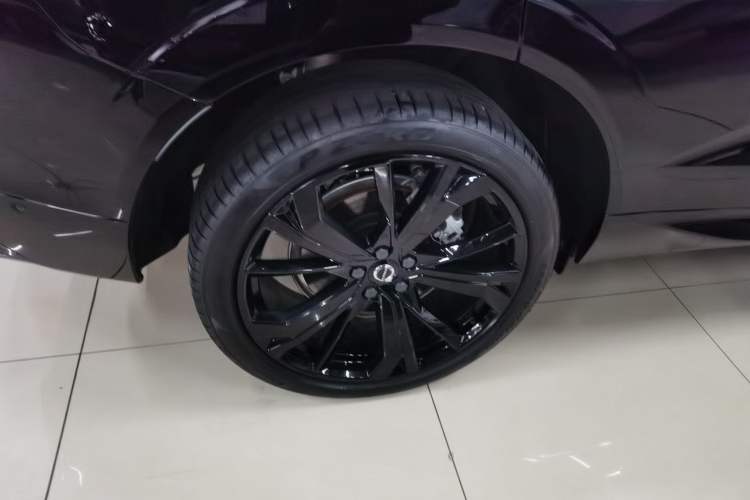 Used Volvo XC60 New Energy 2025 Plug-in Hybrid Long-Range All-Wheel Drive Zhiyuan Extreme Night Black Edition Exterior 4