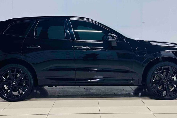 Used Volvo XC60 New Energy 2025 Plug-in Hybrid Long-Range All-Wheel Drive Zhiyuan Extreme Night Black Edition Exterior 4