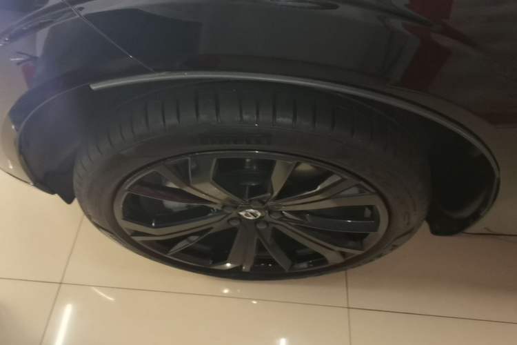 Used Volvo XC60 New Energy 2025 Plug-in Hybrid Long-Range All-Wheel Drive Zhiyuan Extreme Night Black Edition Exterior 4