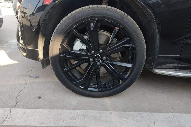 Used Volvo XC60 New Energy 2025 Plug-in Hybrid Long-Range All-Wheel Drive Zhiyuan Extreme Night Black Edition Exterior 7
