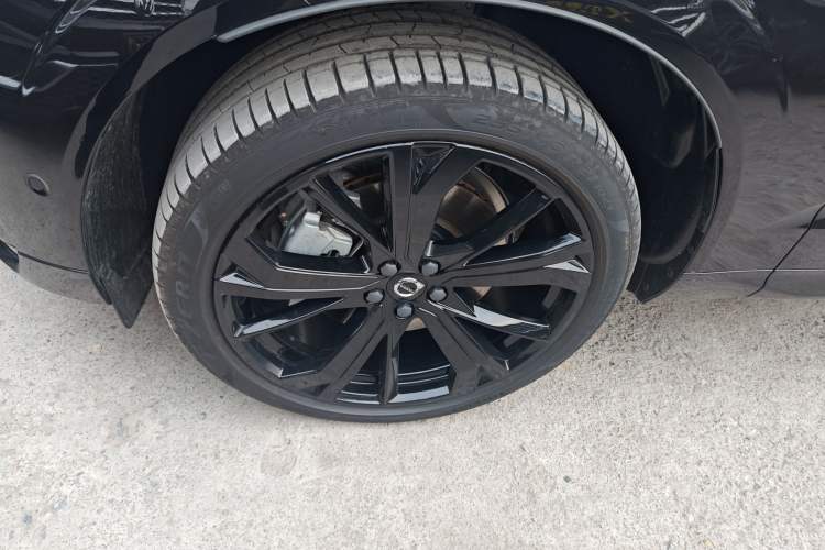 Used Volvo XC60 New Energy 2025 Plug-in Hybrid Long-Range All-Wheel Drive Zhiyuan Extreme Night Black Edition Exterior 7