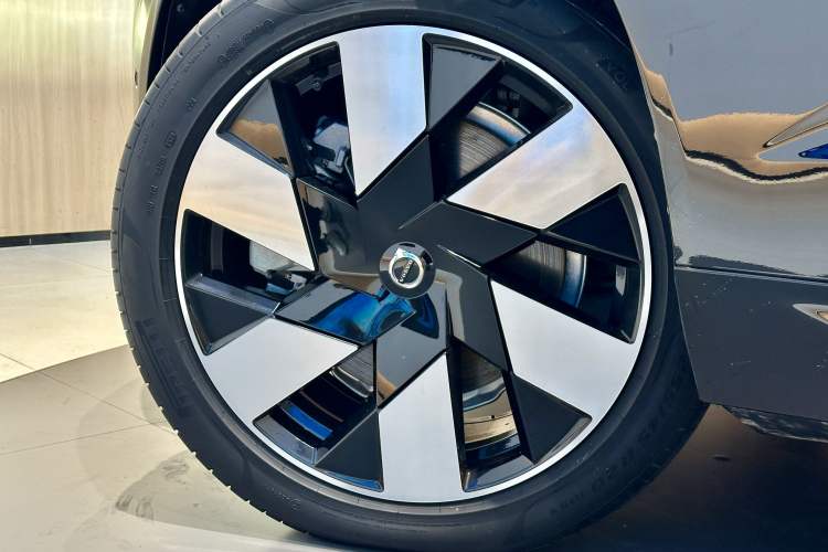 Used Volvo XC60 New Energy 2025 Plug-in Hybrid Long-Range All-Wheel Drive Smart Luxury Edition Exterior 8