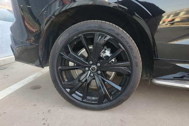 Used Volvo XC60 New Energy 2025 Plug-in Hybrid Long-Range All-Wheel Drive Zhiyuan Extreme Night Black Edition Exterior 8