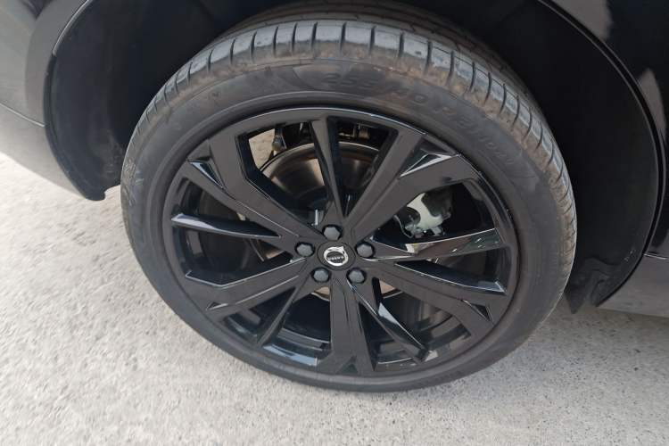 Used Volvo XC60 New Energy 2025 Plug-in Hybrid Long-Range All-Wheel Drive Zhiyuan Extreme Night Black Edition Exterior 8