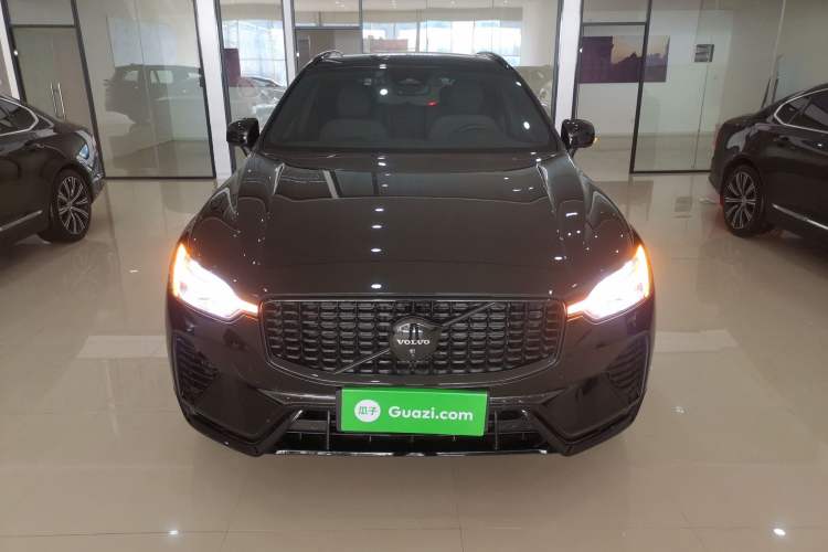 Used Volvo XC60 New Energy 2025 Plug-in Hybrid Long-Range All-Wheel Drive Zhiyuan Extreme Night Black Edition Front