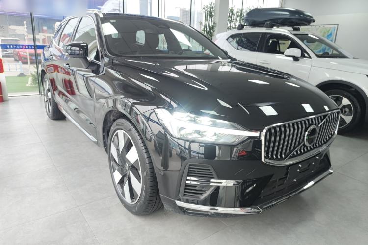 Used Volvo XC60 New Energy 2025 Plug-in Hybrid Long-Range All-Wheel Drive Smart Luxury Edition Front Right 45 Deg