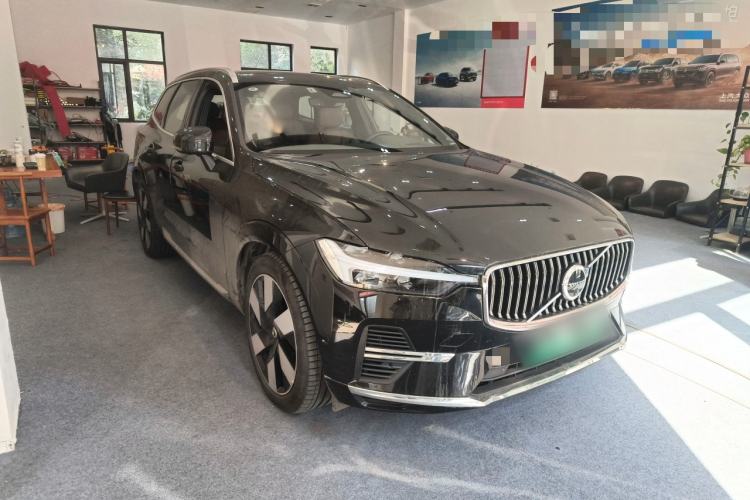 Used Volvo XC60 New Energy 2025 Plug-in Hybrid Long-Range All-Wheel Drive Smart Luxury Edition Front Right 45 Deg