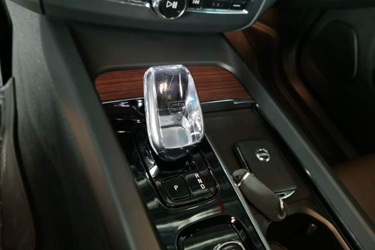Used Volvo XC60 New Energy 2025 Plug-in Hybrid Long-Range All-Wheel Drive Smart Luxury Edition Gear Lever
