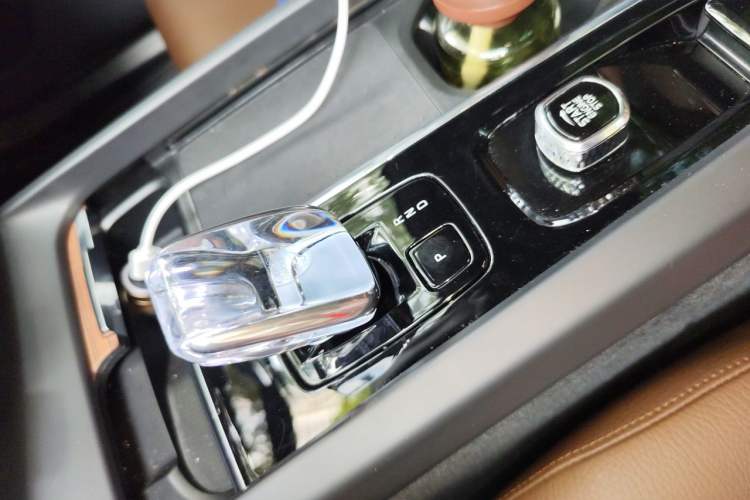 Used Volvo XC60 New Energy 2025 Plug-in Hybrid Long-Range All-Wheel Drive Smart & Luxurious Edition Gear Lever
