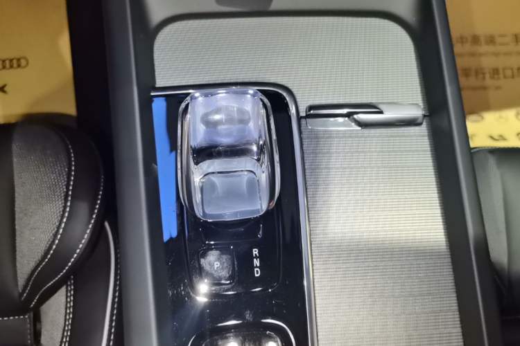 Used Volvo XC60 New Energy 2025 Plug-in Hybrid Long-Range All-Wheel Drive Zhiyuan Extreme Night Black Edition Gear Lever