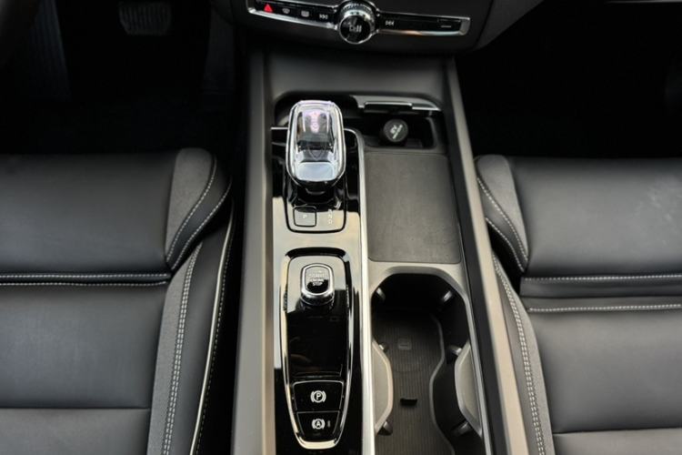 Used Volvo XC60 New Energy 2025 Plug-in Hybrid Long-Range All-Wheel Drive Zhiyuan Extreme Night Black Edition Gear Lever