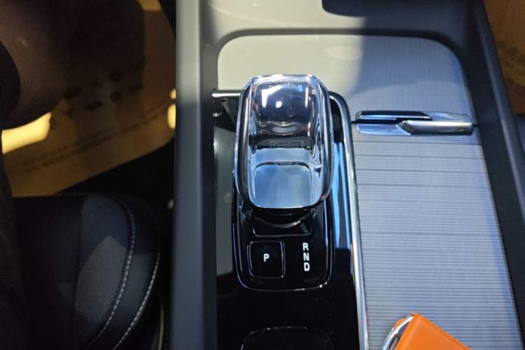 Used Volvo XC60 New Energy 2025 Plug-in Hybrid Long-Range All-Wheel Drive Zhiyuan Extreme Night Black Edition Gear Lever