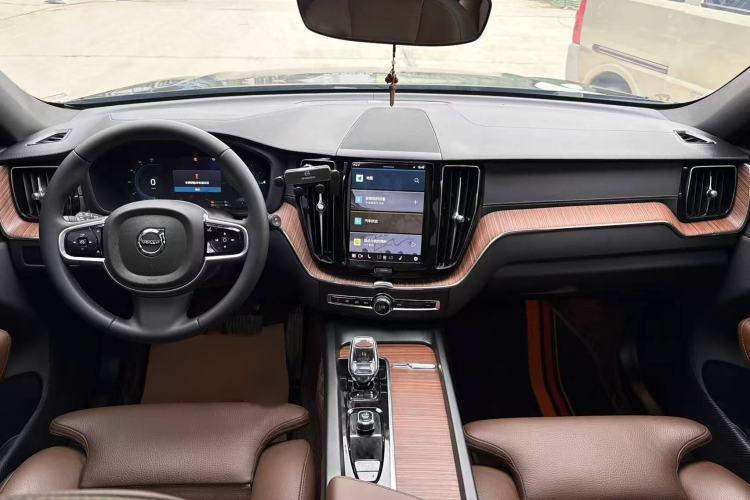 Used Volvo XC60 New Energy 2025 Plug-in Hybrid Long-Range All-Wheel Drive Smart & Luxurious Edition Gear Lever