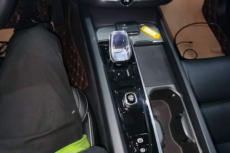 Used Volvo XC60 New Energy 2025 Plug-in Hybrid Long-Range All-Wheel Drive Zhiyuan Extreme Night Black Edition Gear Lever