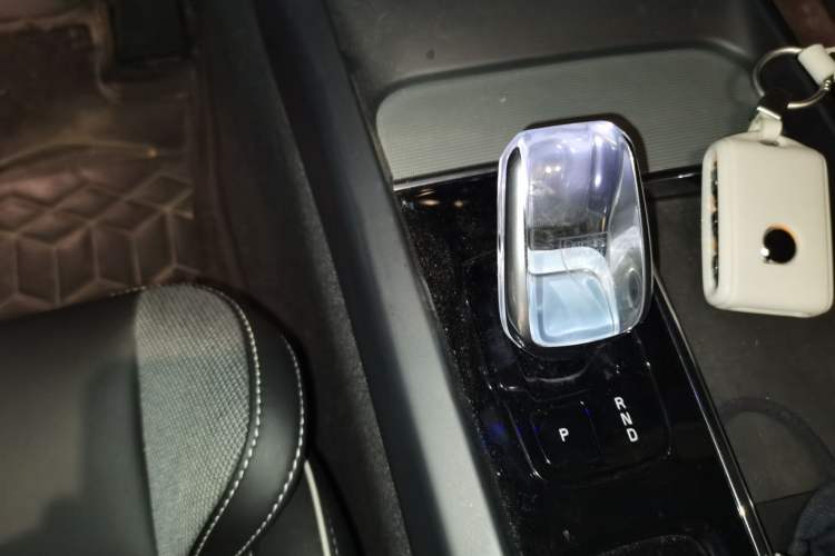 Used Volvo XC60 New Energy 2025 Plug-in Hybrid Long-Range All-Wheel Drive Zhiyuan Extreme Night Black Edition Gear Lever