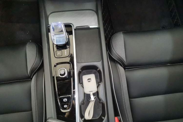 Used Volvo XC60 New Energy 2025 Plug-in Hybrid Long-Range All-Wheel Drive Zhiyuan Extreme Night Black Edition Gear Lever