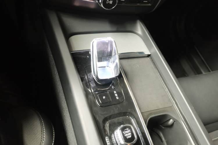 Used Volvo XC60 New Energy 2025 Plug-in Hybrid Long-Range All-Wheel Drive Zhiyuan Extreme Night Black Edition Gear Lever