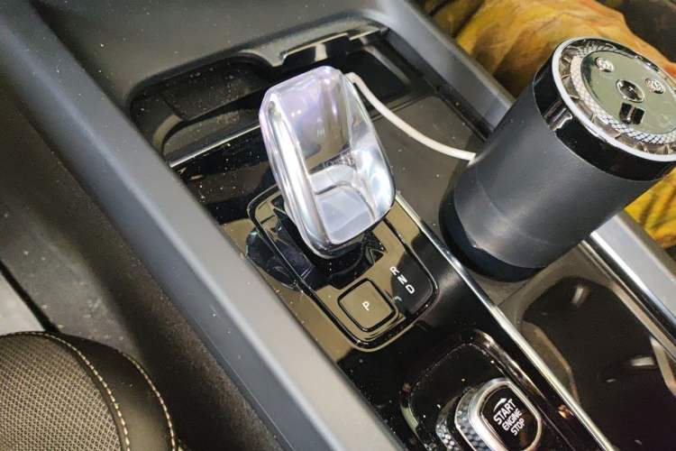 Used Volvo XC60 New Energy 2025 Plug-in Hybrid Long-Range All-Wheel Drive Zhiyuan Extreme Night Black Edition Gear Lever