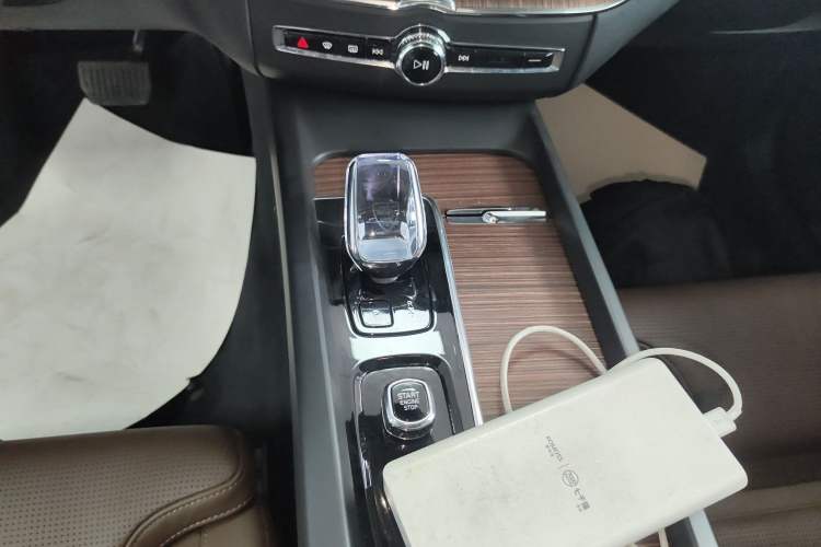 Used Volvo XC60 New Energy 2025 Plug-in Hybrid Long-Range All-Wheel Drive Smart Luxury Edition Gear Lever